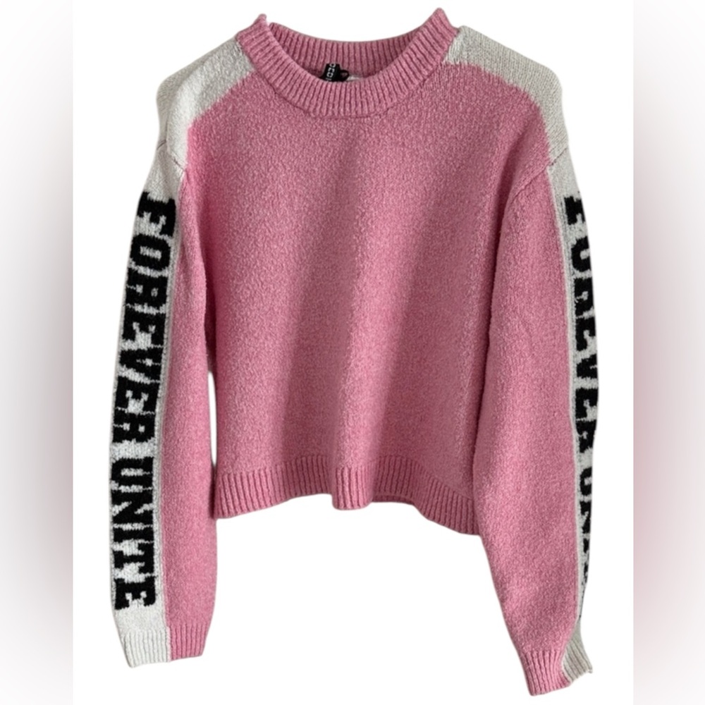 H&M Pink Sweater with Black Lettering – Size M – Chic Casual Style